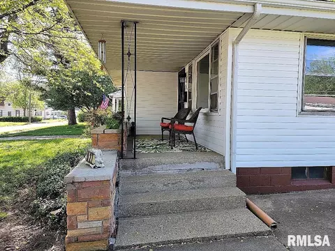 927 E Walnut St, Canton, IL 61520 photo 4