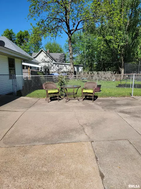 927 E Walnut St, Canton, IL 61520 photo 40