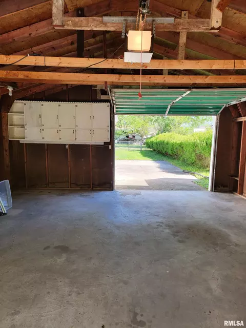 927 E Walnut St, Canton, IL 61520 photo 30