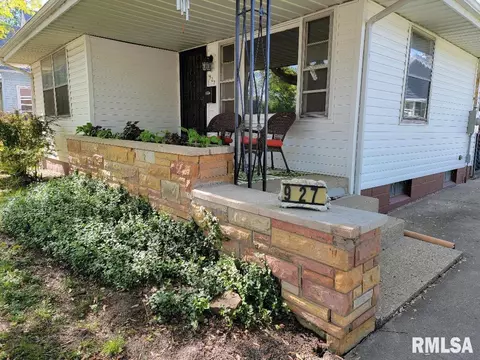 927 E Walnut St, Canton, IL 61520 photo 3