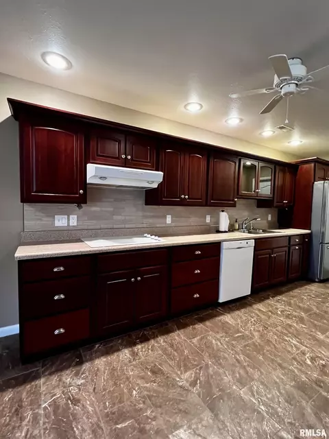 306 Pinecrest Dr, Macomb, IL 61455 photo 10