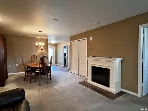 306 Pinecrest Dr, Macomb, IL 61455 photo 3