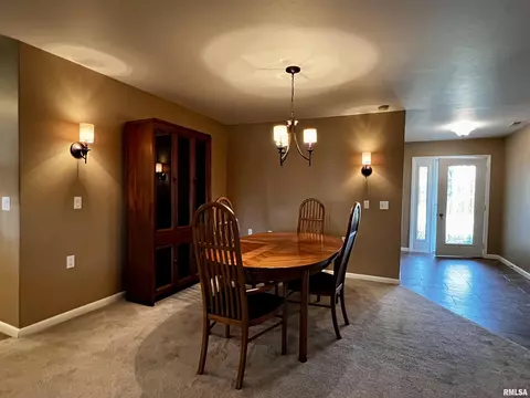 306 Pinecrest Dr, Macomb, IL 61455 photo 4