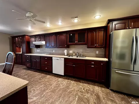 306 Pinecrest Dr, Macomb, IL 61455 photo 8
