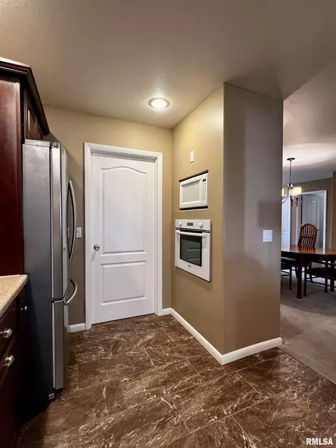 306 Pinecrest Dr, Macomb, IL 61455 photo 13