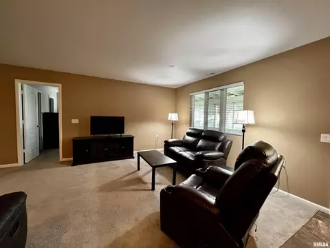 306 Pinecrest Dr, Macomb, IL 61455 photo 7