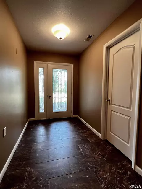 306 Pinecrest Dr, Macomb, IL 61455 photo 2