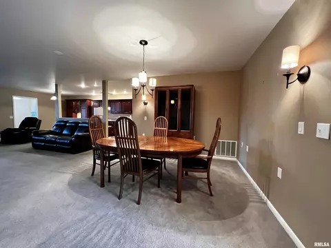 306 Pinecrest Dr, Macomb, IL 61455 photo 5