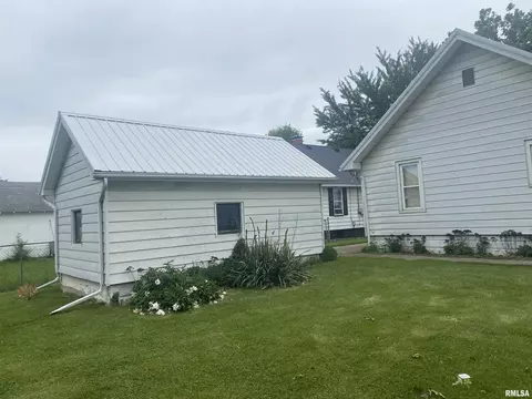 914 E Locust St, Canton, IL 61520 photo 6