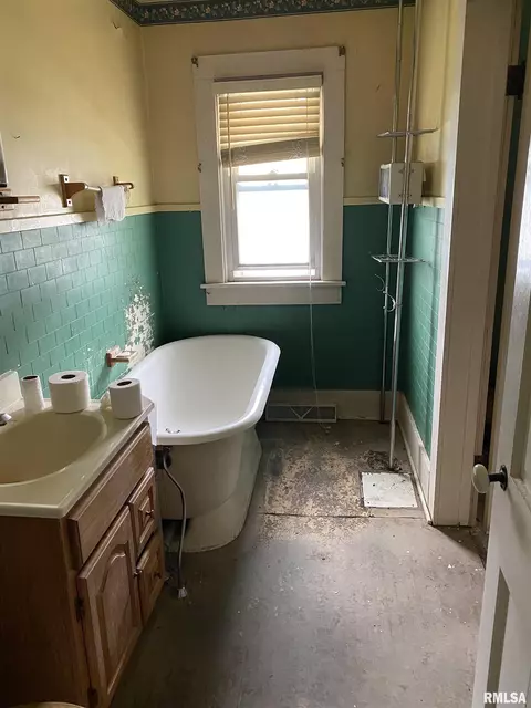 914 E Locust St, Canton, IL 61520 photo 13