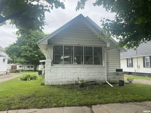 914 E Locust St, Canton, IL 61520 photo 3