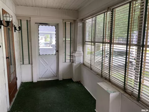 914 E Locust St, Canton, IL 61520 photo 10