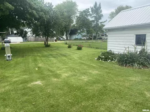 914 E Locust St, Canton, IL 61520 photo 7