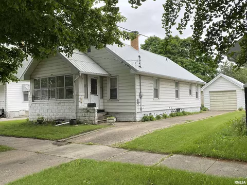 914 E Locust St, Canton, IL 61520 photo 2