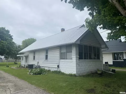 914 E Locust St, Canton, IL 61520 photo 4