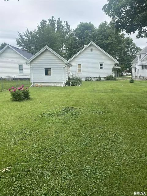 914 E Locust St, Canton, IL 61520 photo 8