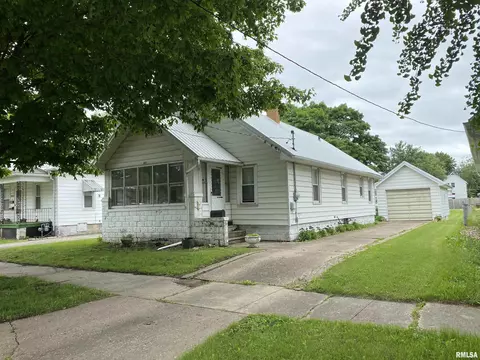914 E Locust St, Canton, IL 61520 photo 1