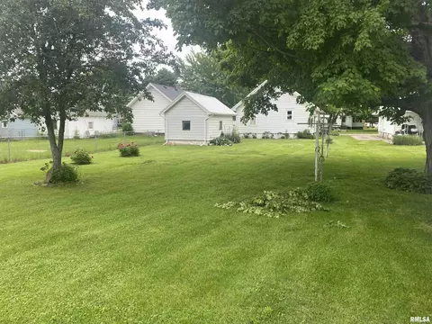 914 E Locust St, Canton, IL 61520 photo 9