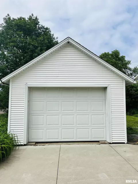 704 E Washington St, Macomb, IL 61455 photo 3