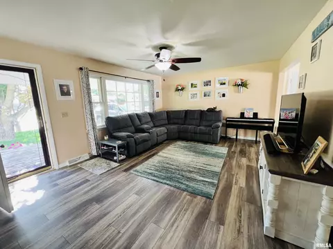 1154 Debbie Ln, Macomb, IL 61455 photo 9