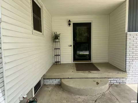 301 Meadow Dr, Macomb, IL 61455 photo 2