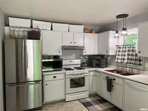 301 Meadow Dr, Macomb, IL 61455 photo 9