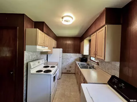 902 E Piper St, Macomb, IL 61455 photo 10