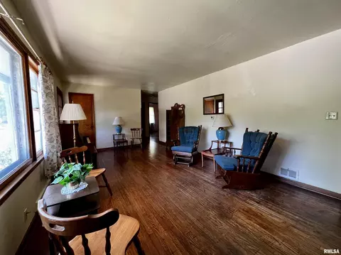 902 E Piper St, Macomb, IL 61455 photo 3