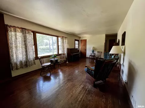 902 E Piper St, Macomb, IL 61455 photo 2
