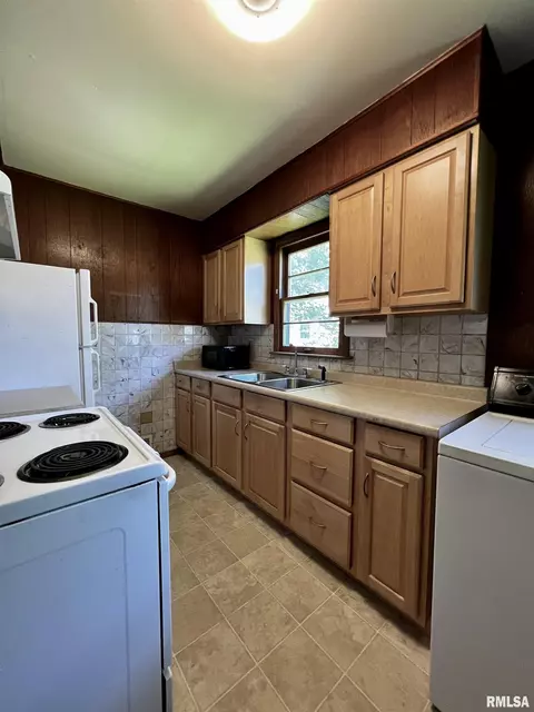 902 E Piper St, Macomb, IL 61455 photo 11