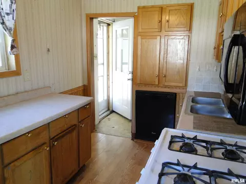 1421 E Pierce St, Macomb, IL 61455 photo 9
