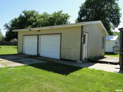 1421 E Pierce St, Macomb, IL 61455 photo 2