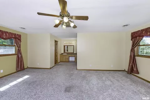 8810 N Willow Dr, Edwards, IL 61528 photo 4
