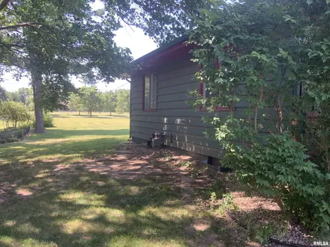 608 Gateway Dr, Henry, IL 61537 photo 2