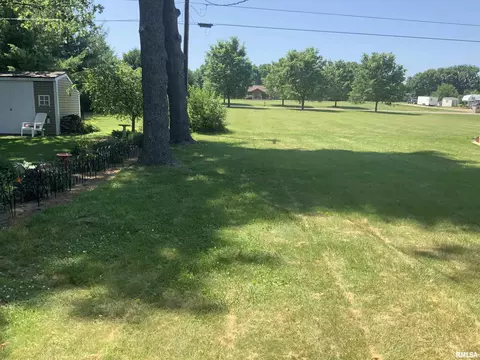 608 Gateway Dr, Henry, IL 61537 photo 3