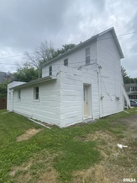 520 S Johnson St, Macomb, IL 61455 photo 4