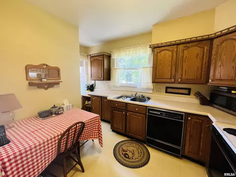 705 E Piper St, Macomb, IL 61455 photo 8