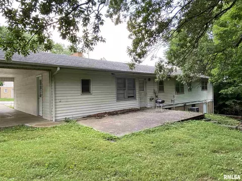 923 Stadium Dr, Macomb, IL 61455 photo 2