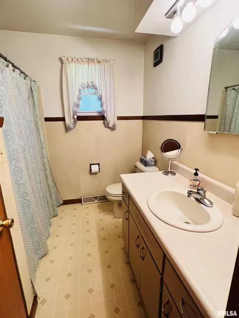 1356 Parkview Dr, Macomb, IL 61455 photo 11