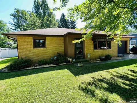 1356 Parkview Dr, Macomb, IL 61455 photo 1