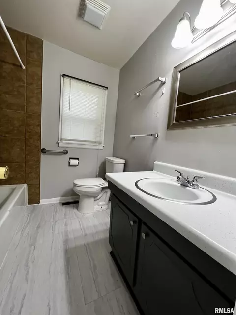 524 N Albert St, Macomb, IL 61455 photo 5