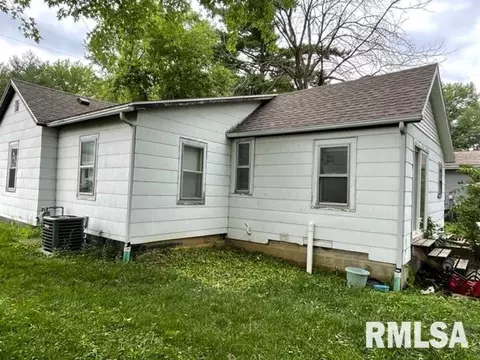 821 Stadium Dr, Macomb, IL 61455 photo 4