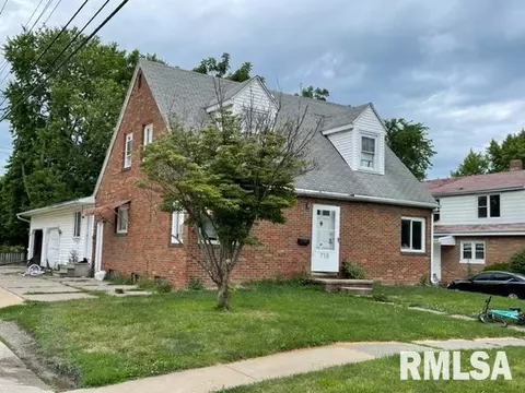 718 N Charles St, Macomb, IL 61455