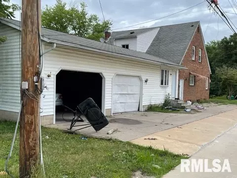 718 N Charles St, Macomb, IL 61455 photo 2