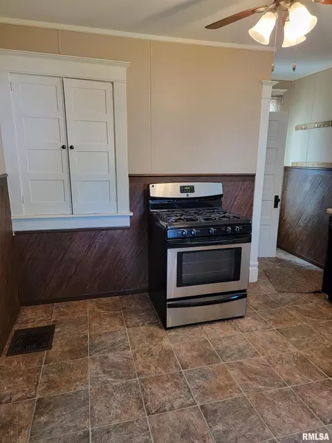 1027 E Chestnut St, Canton, IL 61520 photo 21