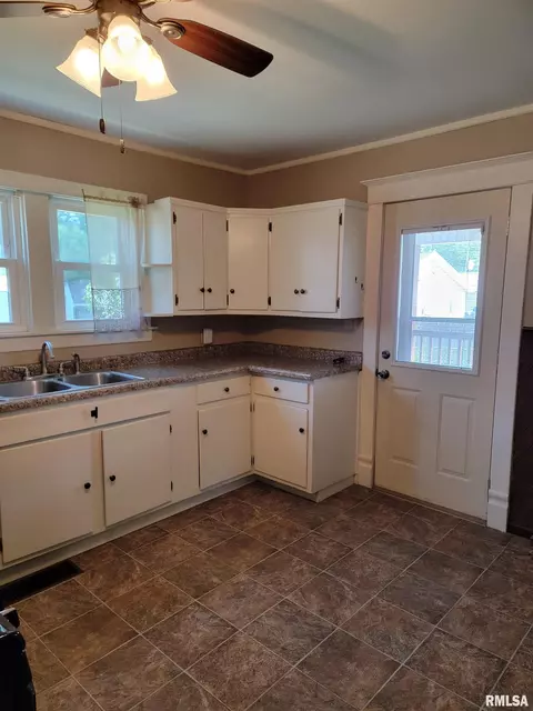 1027 E Chestnut St, Canton, IL 61520 photo 20