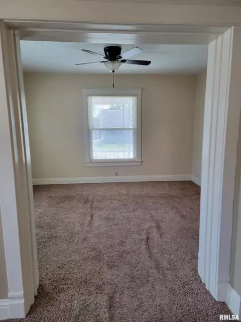 1027 E Chestnut St, Canton, IL 61520 photo 7
