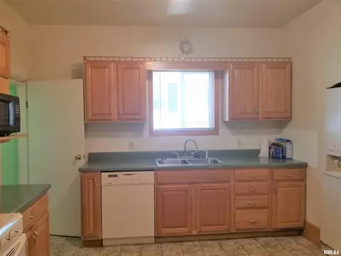 433 N 1st, Canton, IL 61520 photo 6