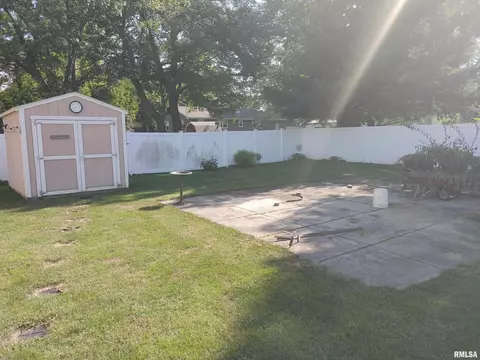 105 N 3rd St, Roanoke, IL 61561 photo 3