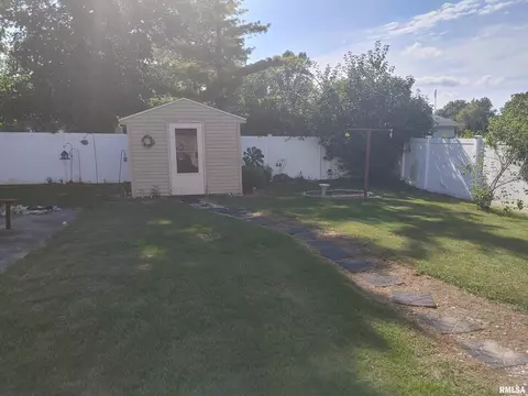 105 N 3rd St, Roanoke, IL 61561 photo 2